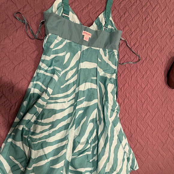 Guess dress in size 4 - Picture 4 of 6